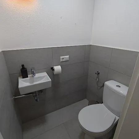 Monteurwohnung Mit Balkon, Einzelbetten, Tv, Wlan, Modern, Voll Ausgestattet, Parkplatz, Waesche Inklusive, In - Rw01 ロットヴァイル