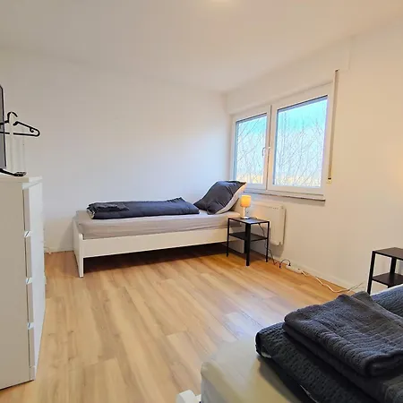 Monteurwohnung Mit Balkon, Einzelbetten, Tv, Wlan, Modern, Voll Ausgestattet, Parkplatz, Waesche Inklusive, In - Rw01 アパート *