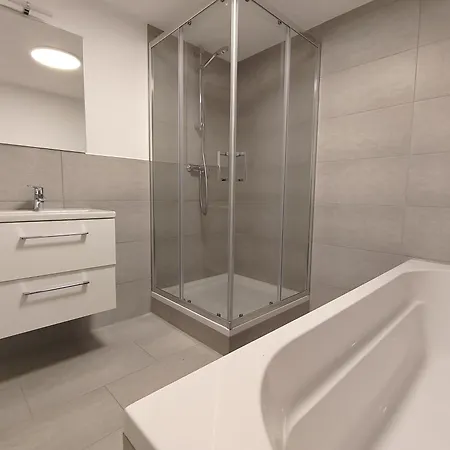 Monteurwohnung Mit Balkon, Einzelbetten, Tv, Wlan, Modern, Voll Ausgestattet, Parkplatz, Waesche Inklusive, In - Rw01 *