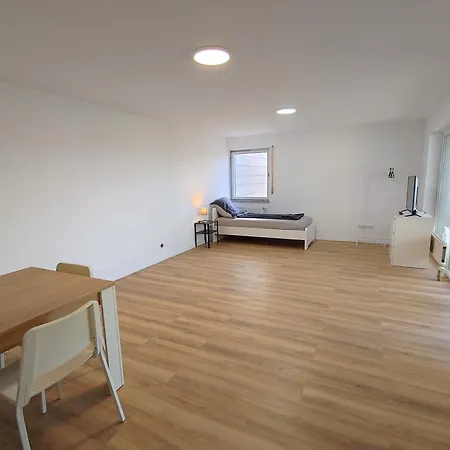 Monteurwohnung Mit Balkon, Einzelbetten, Tv, Wlan, Modern, Voll Ausgestattet, Parkplatz, Waesche Inklusive, In - Rw01 アパート *